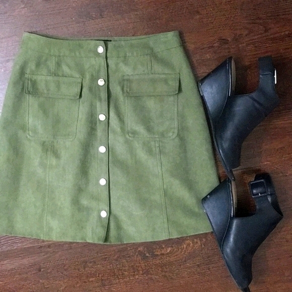 NWOT 🍀Olive Green Vegan Mini Skirt with Pockets! - Picture 2 of 6